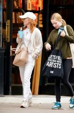 GERI HALLIWELL Out with her Daughter BLUEBELL MADONNA HALLIWELL Shopping in London 09/12/2022