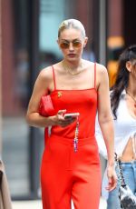 GIGI and BELLA HADID Heading to US Open in New York 08/31/2022