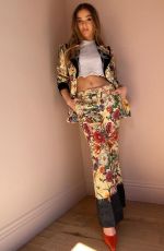 HAILEE STEINFELD - Instagram Photos and Video 09/06/2022