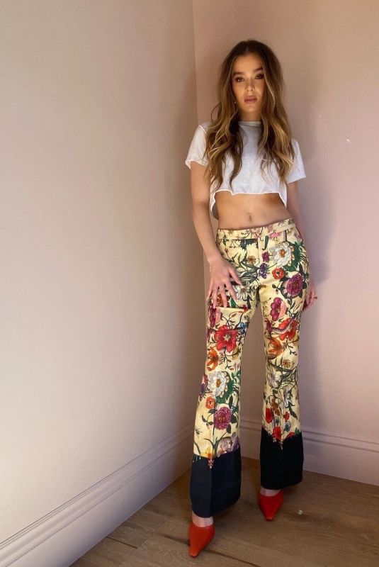 HAILEE STEINFELD - Instagram Photos and Video 09/06/2022
