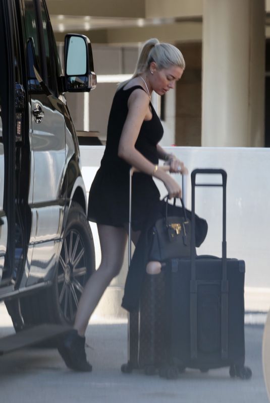 HEATHER RAE YOUNG Heading to Airport in Los Angeles 09/25/2022