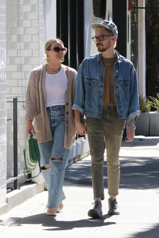 HILARY DUFF and Matthew Koma Out for Breakfast at Joan’s on Third in Studio City 09/21/202