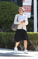 JENNIFER GARNER Drops off Her Son at School in Brentwood 09/20/2022