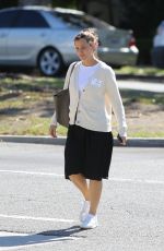 JENNIFER GARNER Drops off Her Son at School in Brentwood 09/20/2022