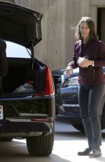 JENNIFER GARNER Greets Her Sister Melissa at Her House in Brentwood 09/18/2022