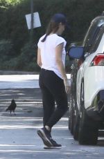 JENNIFER GARNER Greets Her Sister Melissa at Her House in Brentwood 09/18/2022