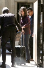JENNIFER GARNER Greets Her Sister Melissa at Her House in Brentwood 09/18/2022