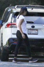 JENNIFER GARNER Greets Her Sister Melissa at Her House in Brentwood 09/18/2022