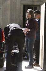 JENNIFER GARNER Greets Her Sister Melissa at Her House in Brentwood 09/18/2022