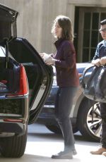 JENNIFER GARNER Greets Her Sister Melissa at Her House in Brentwood 09/18/2022