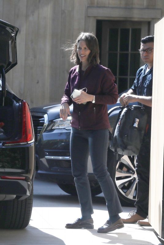 JENNIFER GARNER Greets Her Sister Melissa at Her House in Brentwood 09/18/2022