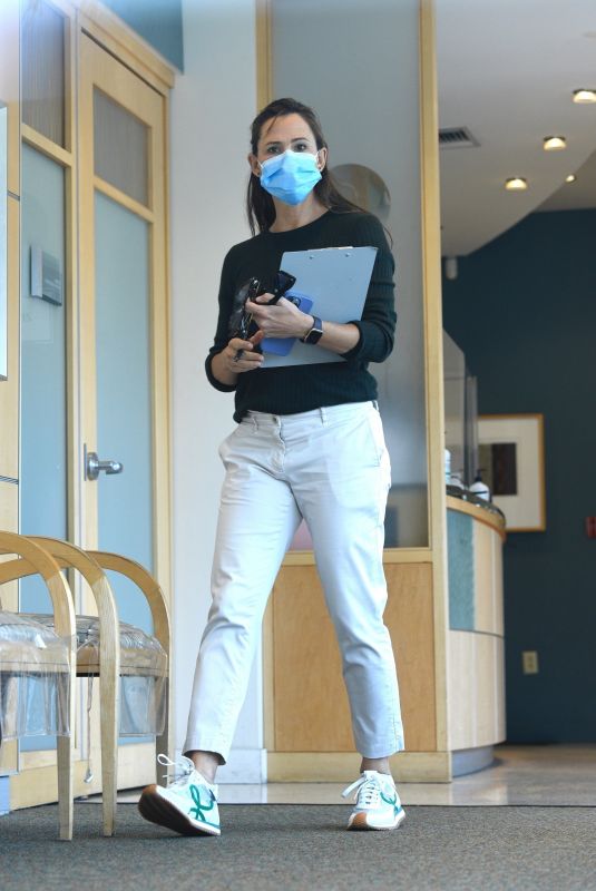 JENNIFER GARNER Out and About in Brentwood 09/16/2022
