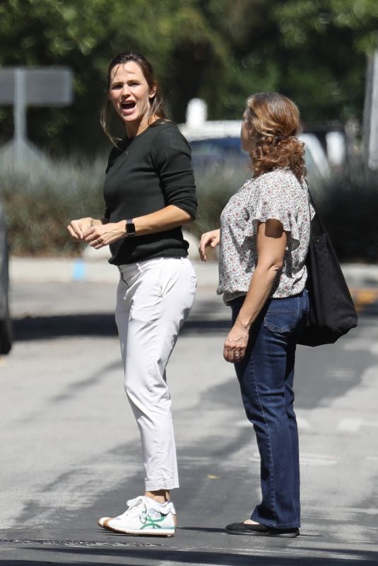 JENNIFER GARNER Out with Friends in Brentwood 09/16/2022