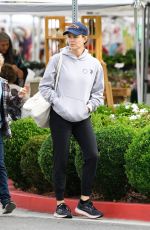 JENNIFER GARNER Shopping at Farmers Market in Pacific Palisades 09/18/2022