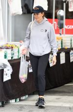 JENNIFER GARNER Shopping at Farmers Market in Pacific Palisades 09/18/2022