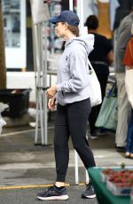 JENNIFER GARNER Shopping at Farmers Market in Pacific Palisades 09/18/2022