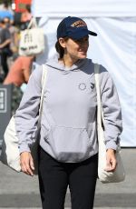 JENNIFER GARNER Shopping at Farmers Market in Pacific Palisades 09/18/2022