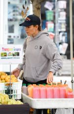 JENNIFER GARNER Shopping at Farmers Market in Pacific Palisades 09/18/2022