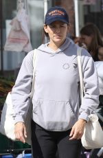 JENNIFER GARNER Shopping at Farmers Market in Pacific Palisades 09/18/2022