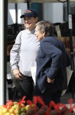 JENNIFER GARNER Shopping at Farmers Market in Pacific Palisades 09/18/2022