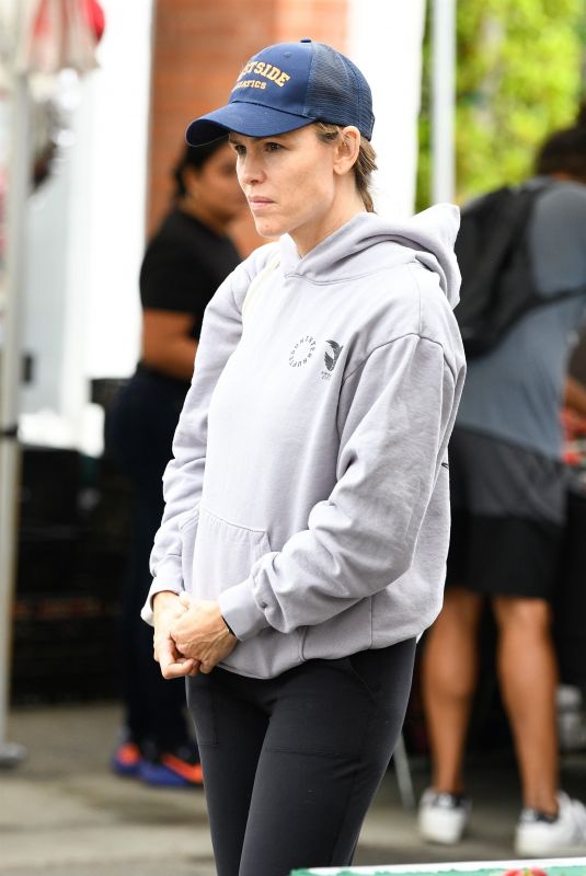 JENNIFER GARNER Shopping at Farmers Market in Pacific Palisades 09/18/2022