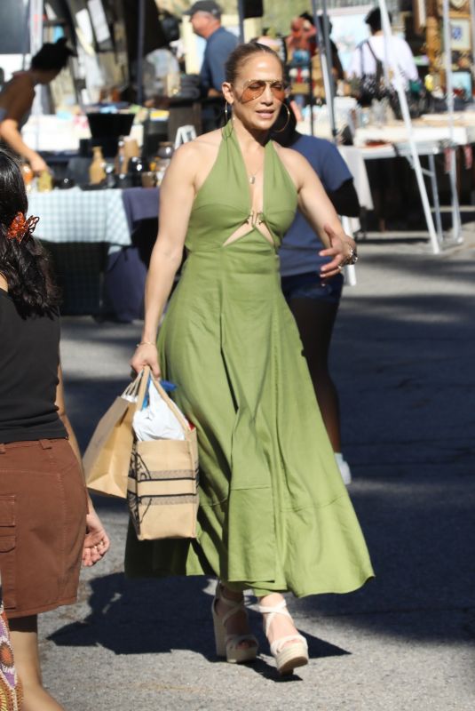 JENNIFER LOPEZ Out Shopping at Flea Market in Los Angeles 09/11/2022