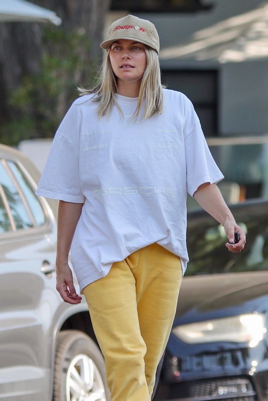 JESSICA HART Leaves Le Jolie Medi Spa in Beverly Hills 09/06/2022