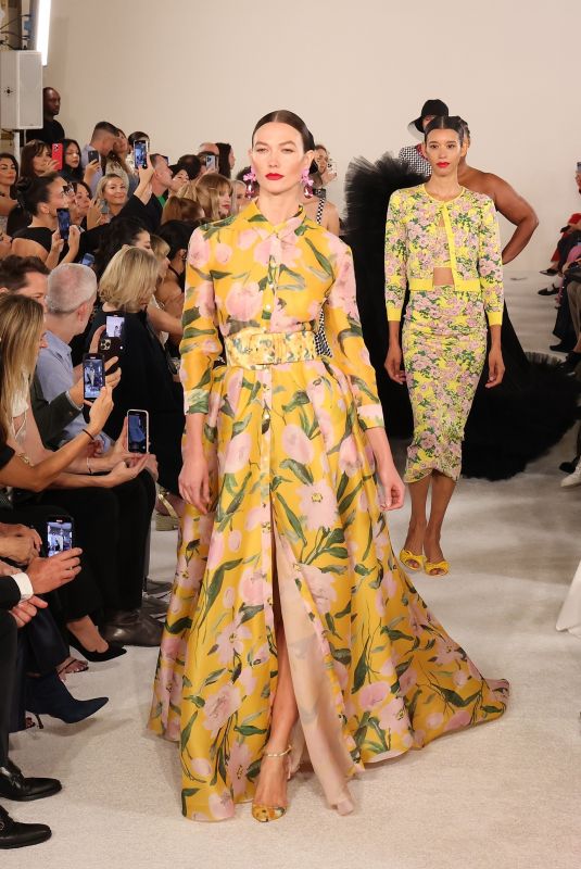 KARLIE KLOSS Walks Runway at Carolina Herrera Show at New York Fashion Week 09/12/2022