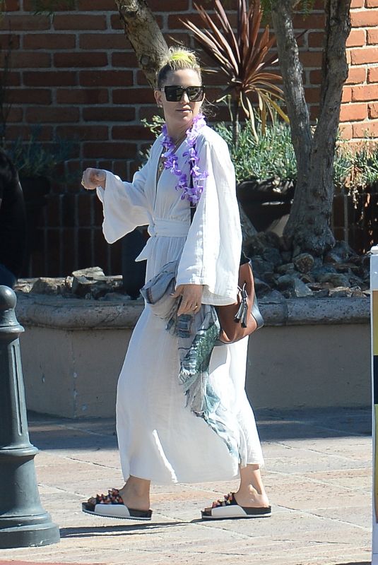 KATE HUDSON Out and About in Los Angeles 09/24/2022