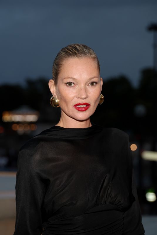 KATE MOSS Arrives at Saint Laurent Show at Paris Fashion Week 09/27/2022