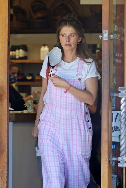 KATHERINE SCHWARZENEGGER at Gourmet Market Pierre Lafond in Montecito 08/31/2022