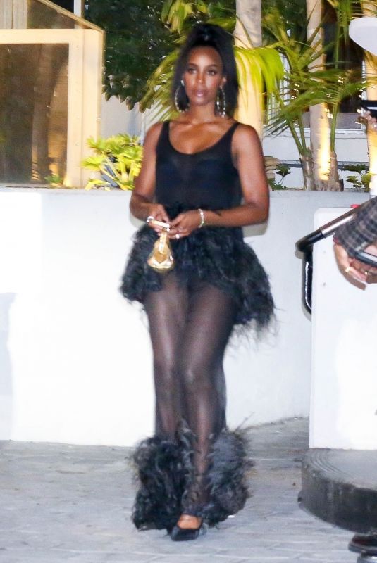 KELLY ROWLAND Leaves Sunset Towers with Friends in West Hollywood 09/14/2022