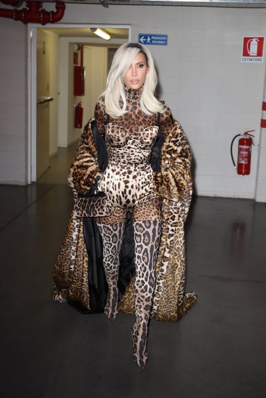 KIM KARDASHIAN Out for Dinner in Milan 09/25/2022