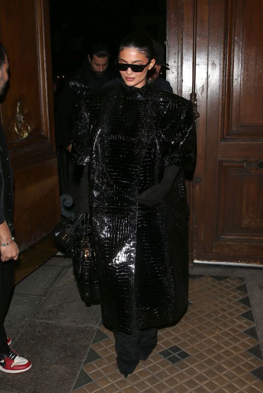 KYLIE JENNER Leaves Her Hotel in Paris 09/28/2022