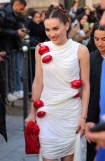MAUDE APATOW Arrives at Loewe Show at Paris Fashion Week 09/30/2022