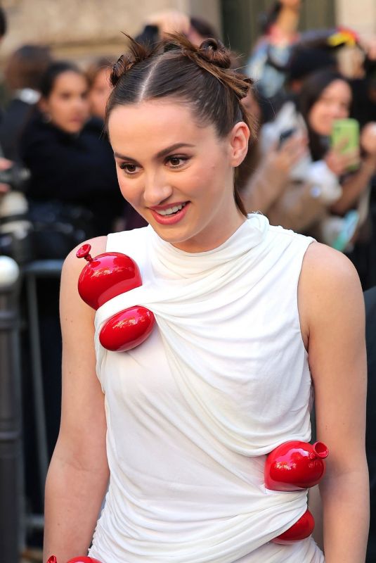 MAUDE APATOW Arrives at Loewe Show at Paris Fashion Week 09/30/2022