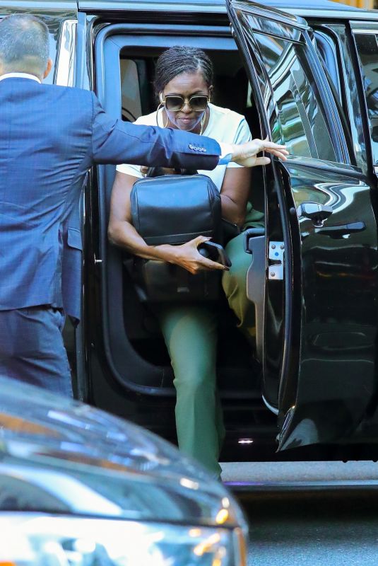 MICHELLE OBAMA Arrives at Her Hotel in New York 09/08/2022