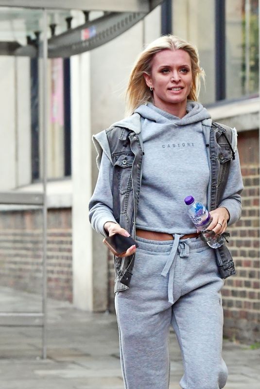 NADIYA BYCHKOVA Out to Catch a Bus in London 09/08/2022