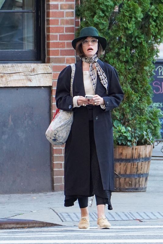 PARKER POSEY Out and About in New York 09/24/2022