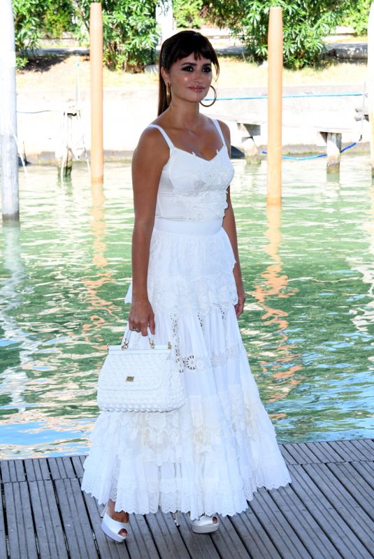 PENELOPE CRUZ Arrives at En Los Margenes Photocall at Venice Film Festival 09/06/2022