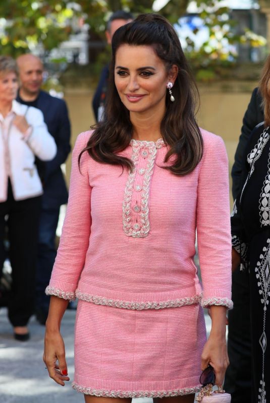 PENELOPE CRUZ Receives National Cinematography Award at 70th San Sebastian Film Festival 09/17/2022