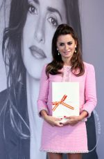 PENELOPE CRUZ Receives National Cinematography Award at 70th San Sebastian Film Festival 09/17/2022