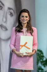PENELOPE CRUZ Receives National Cinematography Award at 70th San Sebastian Film Festival 09/17/2022