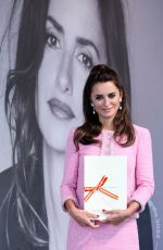 PENELOPE CRUZ Receives National Cinematography Award at 70th San Sebastian Film Festival 09/17/2022