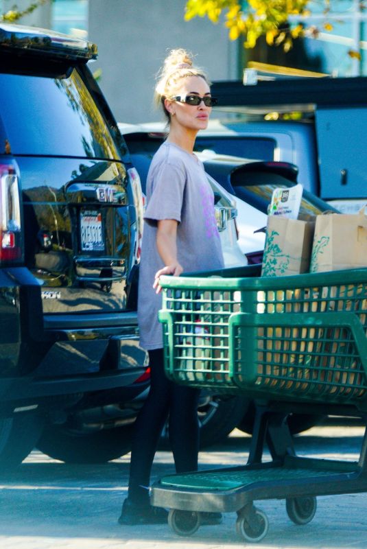 PETA MURGATROYD Shopping at Whole Foods in Malibu 09/01/2022