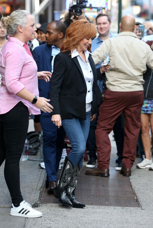 REBA MCENTIRE Leaves Good Morning America in New York 09/10/2022