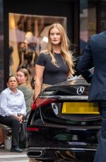 ROSIE HUNTINGTON-WHITELEY Shopping at Harrods in London 09/03/2022