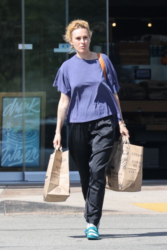 RUMER WILLIS Shopping for Grocery at Erewhon Market in Los Angeles 09/17/2022