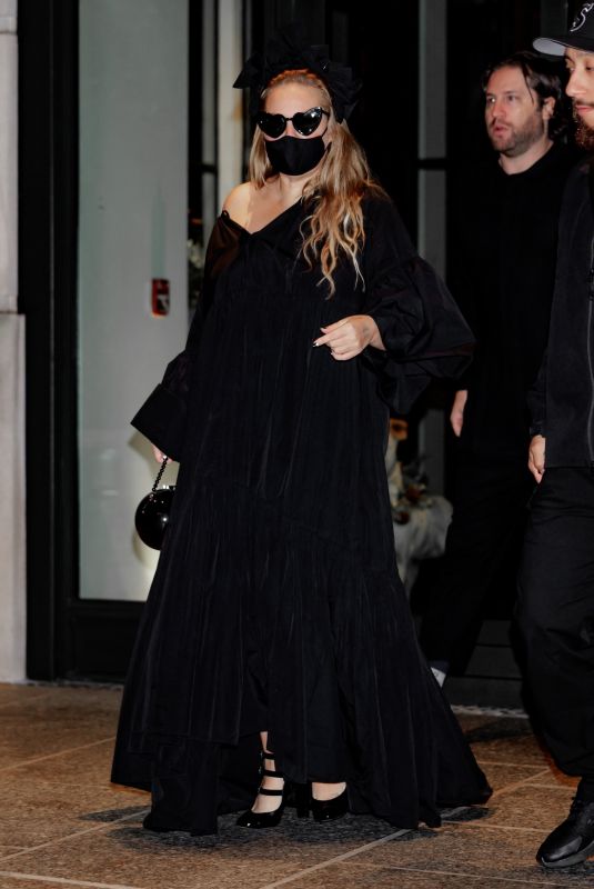 SIA Leaves Her Hotel in New York 09/18/2022