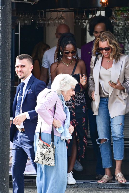 VANESSA WILLIAMS Out for Brunch with Friends in Chelsea 09/05/2022